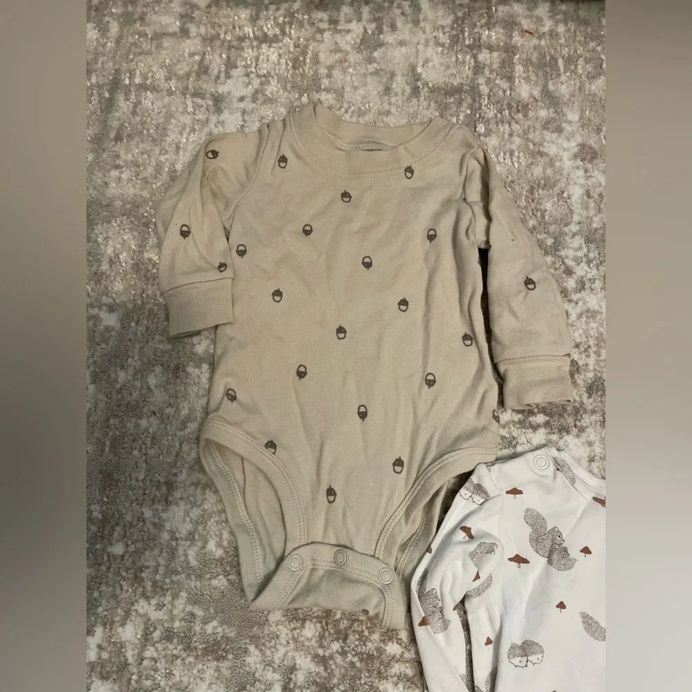 Carter's Beige and White Baby Bodysuit Set size 6M